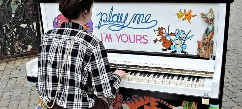 pianist 908030 960 720 girl playing on a community piano